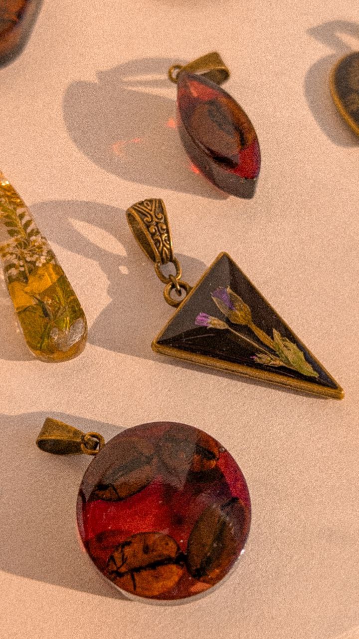 Epoxy necklace with flowers