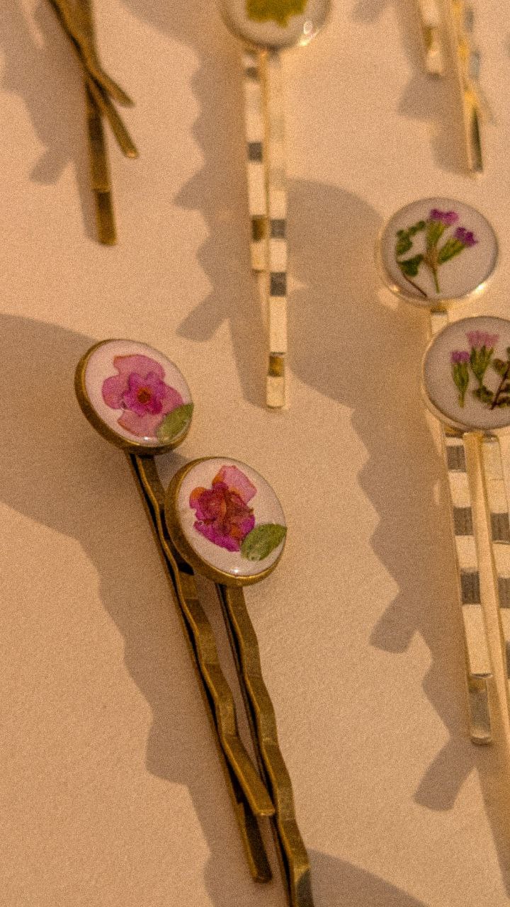 Epoxy hair clips with flowers